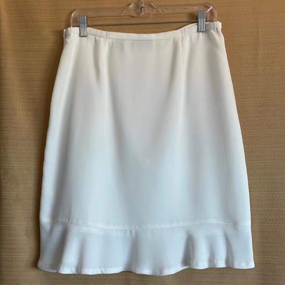 Karen Scott  Ruffled Bottom White Skirt. - Picture 7 of 7